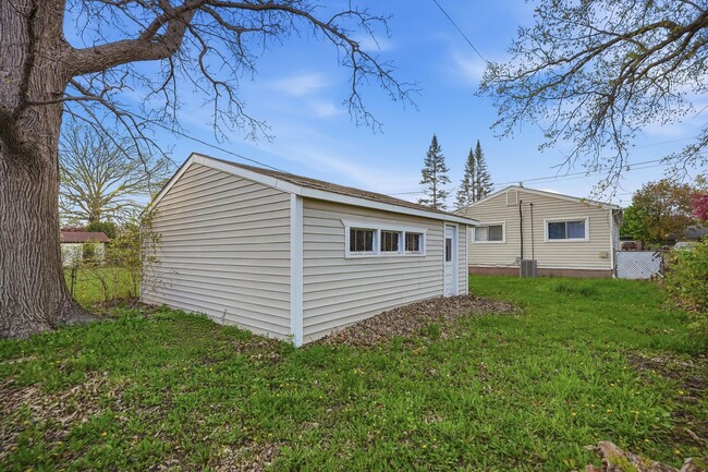 Building Photo - Come see your new home!