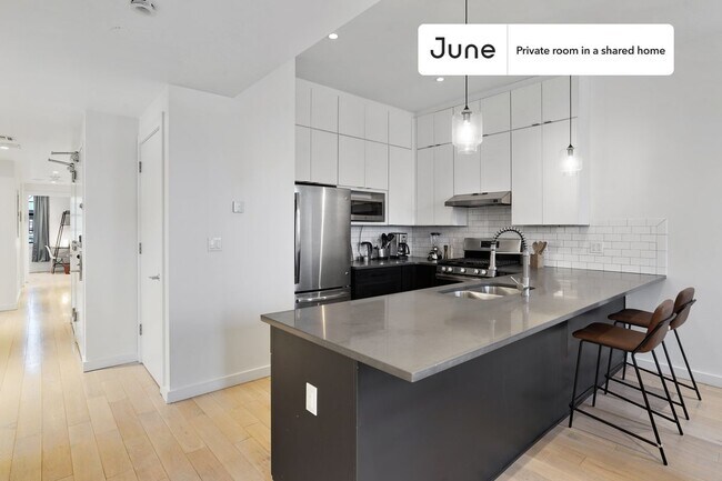 Building Photo - Private bedroom in 5 bed/3 bath Home