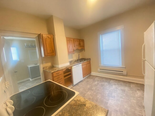 Building Photo - Spacious Single Family home