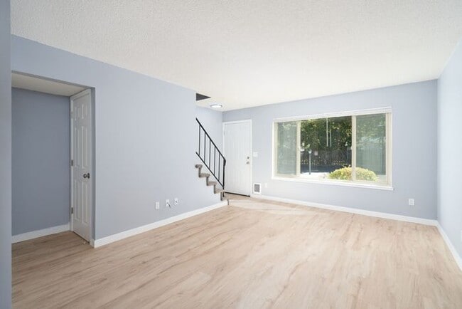 Building Photo - Recently remodeled 2 bedroom 1 bath unit! ...