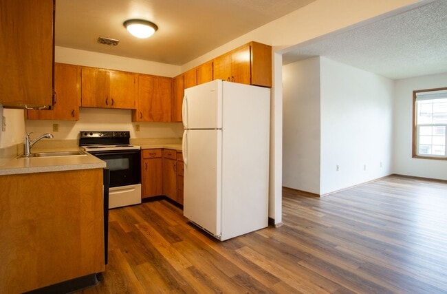 Building Photo - FREE RENT HERE! Close in NE-2 Bedroom, 1.5 Bath Ready Now!