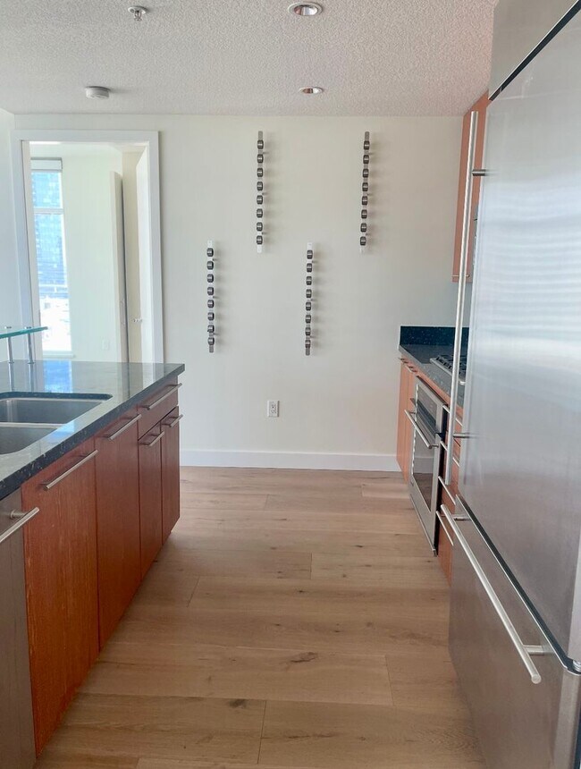 Building Photo - Stunning 1 bedroom, 1.5 bath in The Grande...