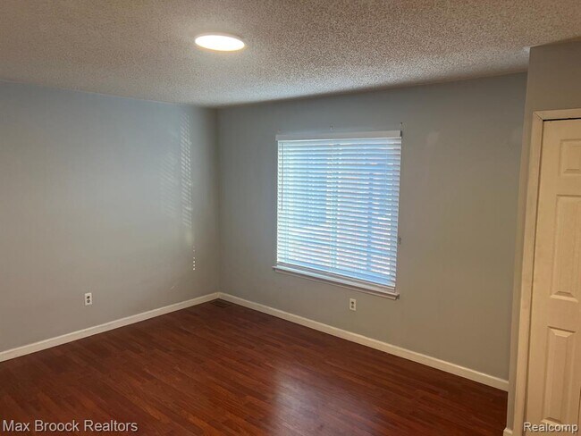 Building Photo - 30232 Southfield Rd
