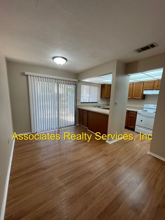 Building Photo - End Unit in Bellamy Forge!