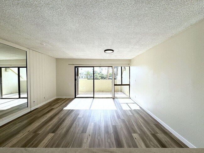 Building Photo - AVAILABLE NOW!!  1 Bedroom 1 Bathroom UPSTAIRS Apartment in Palm Springs!