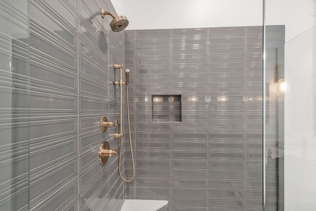 Building Photo - 5 Bedroom Home with Luxury Finishes in West End