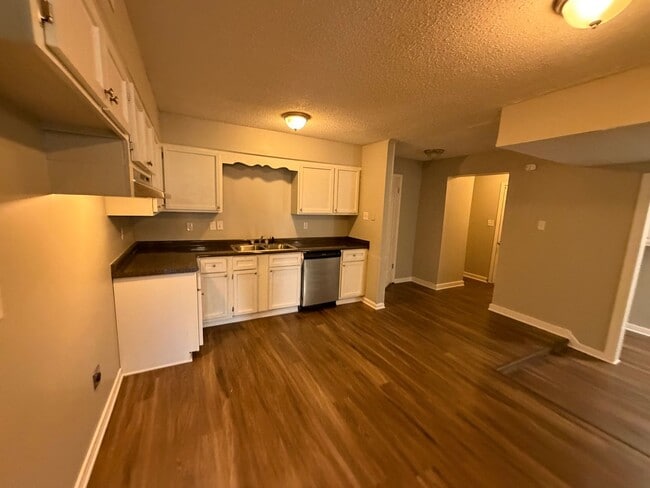 Building Photo - 6360 Greenbriar Dr