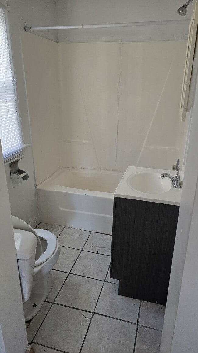 Building Photo - Charming 2-Bedroom Home in Rockford – Upda...