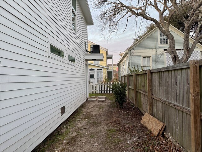 Building Photo - 2119 Avenue O 1/2