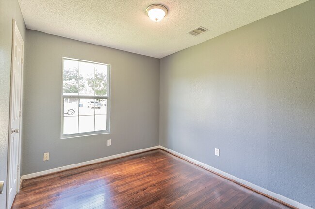 Building Photo - 5407 Thrush Dr
