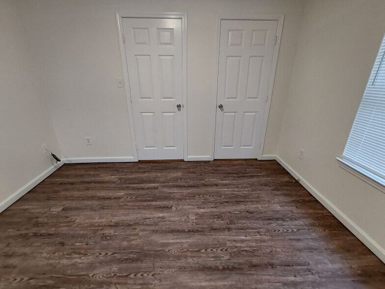 Building Photo - 15143 Deer Creek Dr
