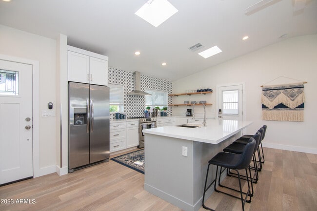 Building Photo - 4335 E Clarendon Ave