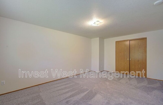 Building Photo - 3020 NE 116th Ave