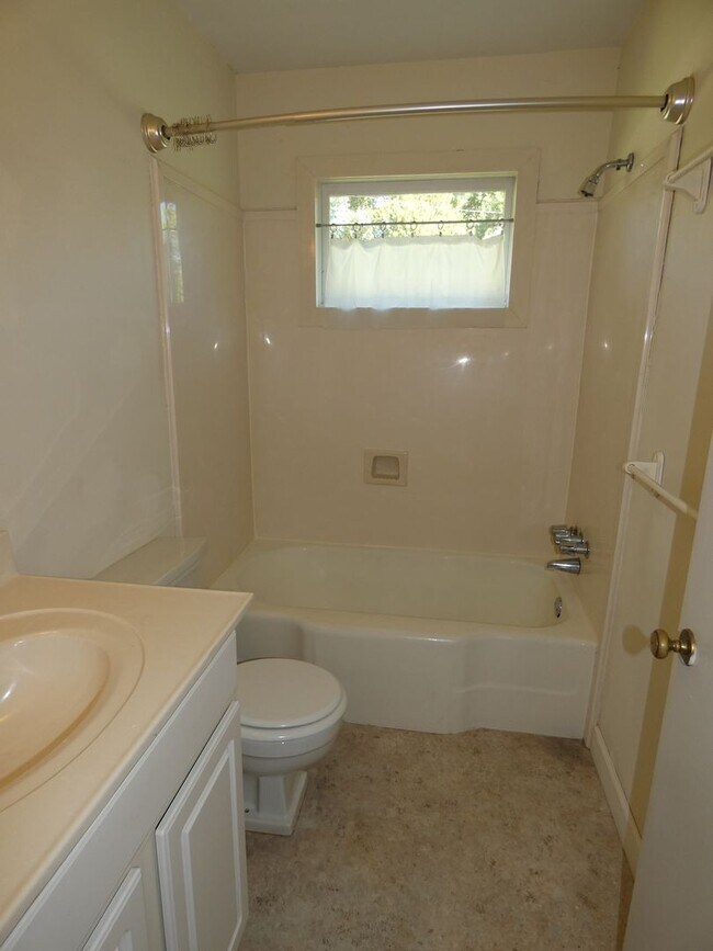 Building Photo - Charming Carriage Home in the Heart of Hoover