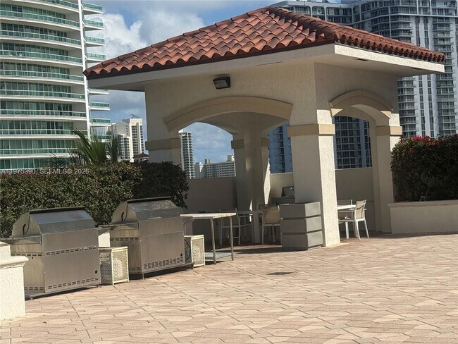 Building Photo - 20000 E Country Club Dr