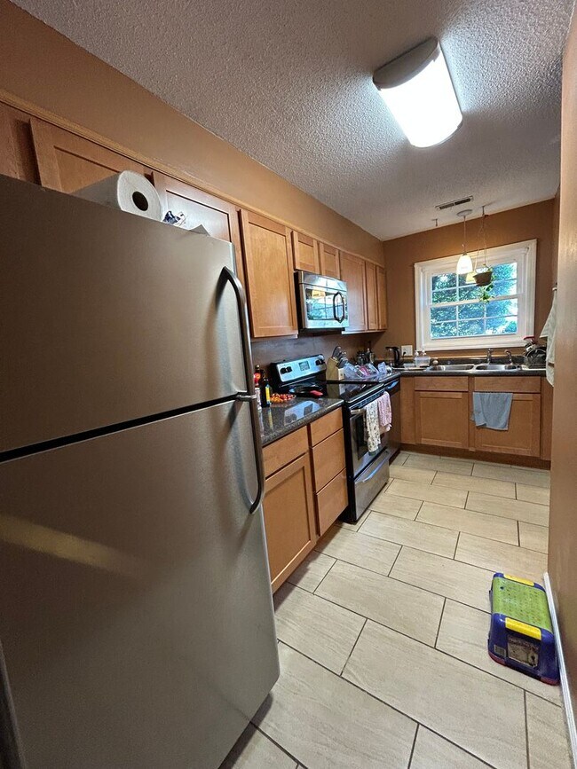 Building Photo - Townhome in the Heart of Carrboro – One Mo...