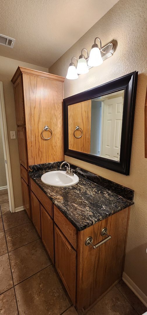 Building Photo - 3 Bedroom 2 bath Duplex South Killeen VIEWABLE SOON