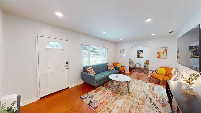 Building Photo - 2610 Walton Ave