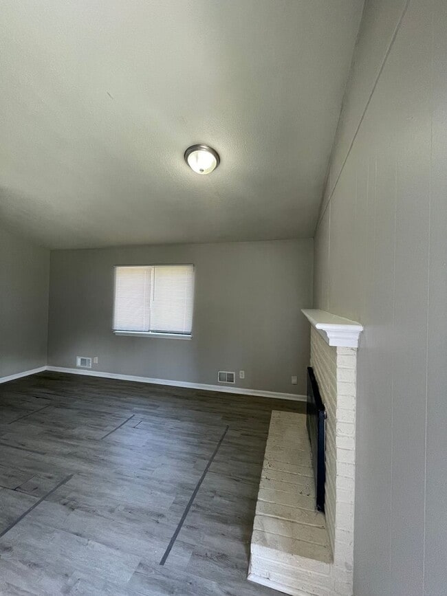 Building Photo - Adorable 3 Bed/ 1.5 Bath Home! Available Now!