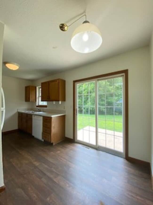 Building Photo - 3 Bedroom Home with 2 Car Attached Garage!