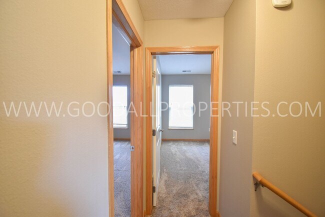 Building Photo - 2 Bedroom, 2.5 bath townhome in Urbandale ...