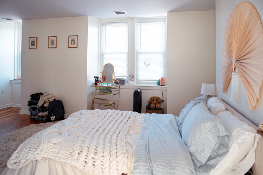 Building Photo - 625 S Negley Ave