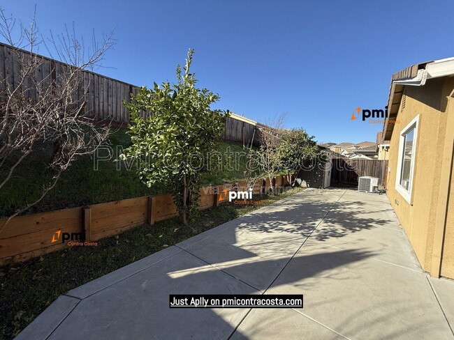 Building Photo - 2486 El Fresco Dr