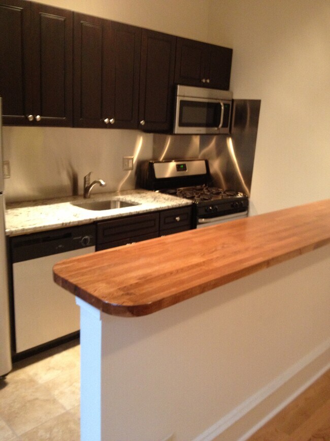 Building Photo - 1020 Pine St