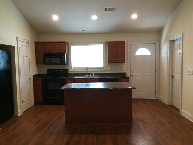 Building Photo - 4bed/4bath in Eagles Landing for JULY!