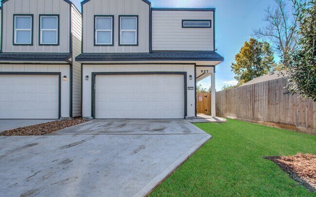 Building Photo - 837 S Victory Dr