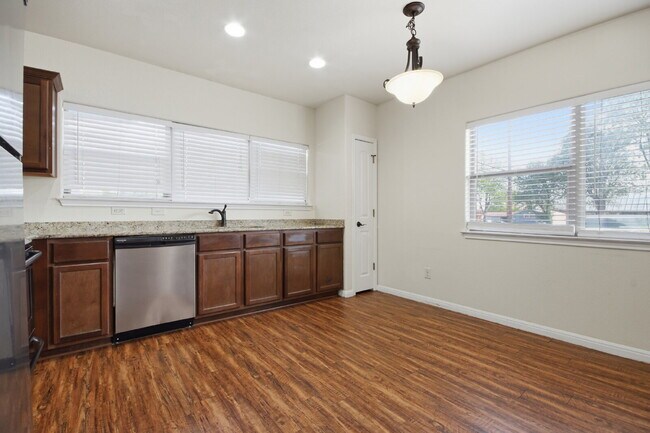 Building Photo - 302 W San Antonio St