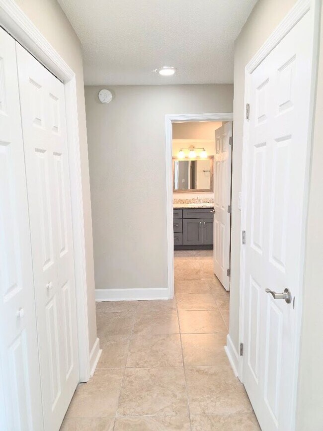 Building Photo - Beautiful 2-bedroom, 2-bath waterfront villa