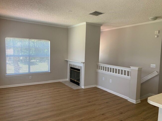 Building Photo - 2/2, 2nd floor unit in gated, Sanford community