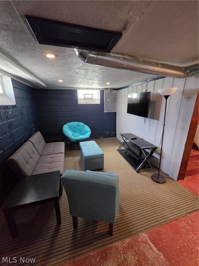 Building Photo - 1275 S Green Rd