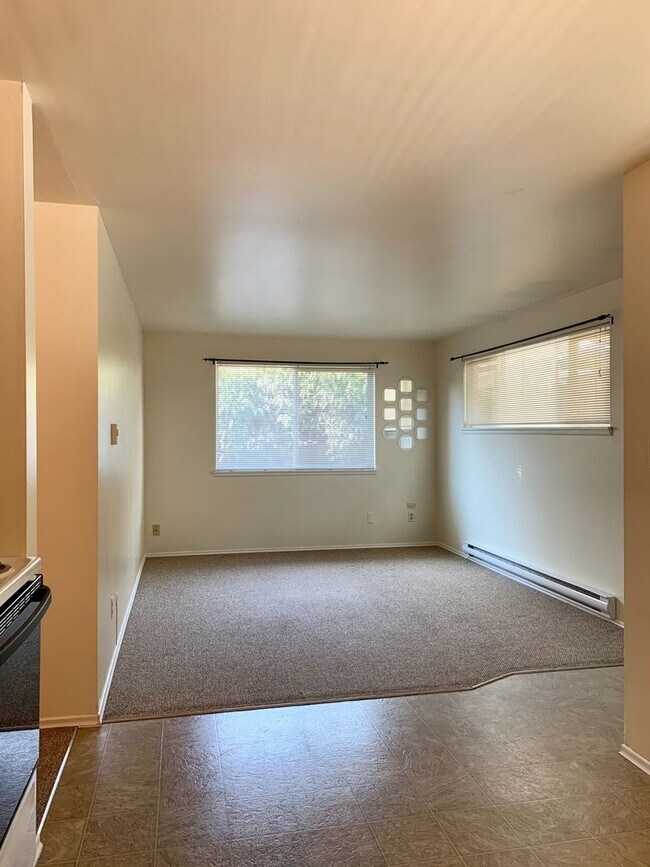 Building Photo - Cozy and Private Two Bedroom in Queen Anne-parking included!