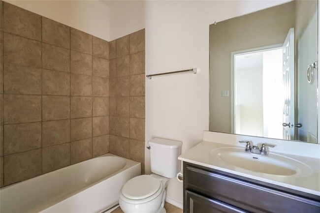 Building Photo - 2105 Town Centre Dr