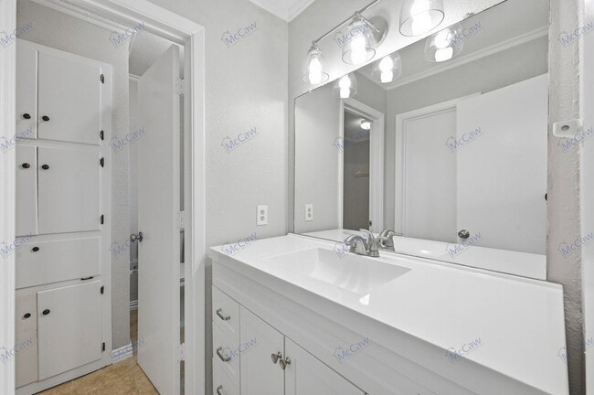 Building Photo - 1325 Bancroft Rd