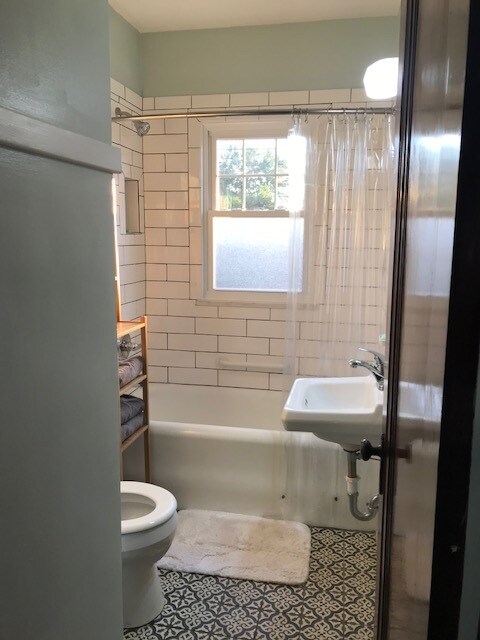 Bathroom - 2701 E Saginaw St