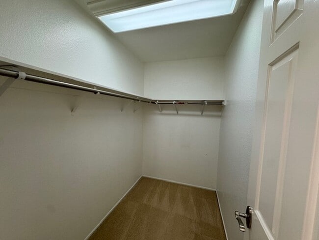 Building Photo - Beautiful 2 bedroom, 2 bath single level t...