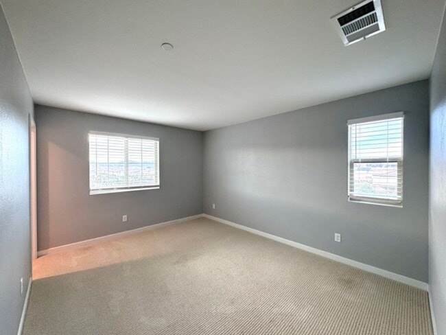 Building Photo - Spacious 4 Bedroom Home for Lease in Winch...