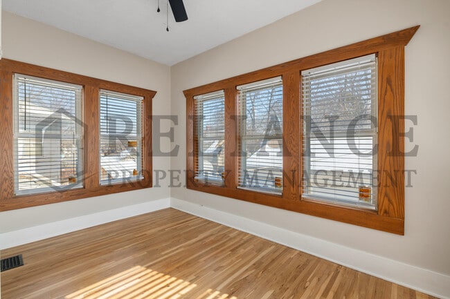 Building Photo - 410 S Estelle St