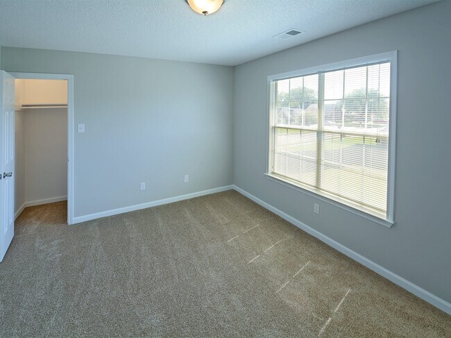 Building Photo - 5 Bed, 3.5 bath over 3300 square feet with 2 master suites near Hacks Cross and 385
