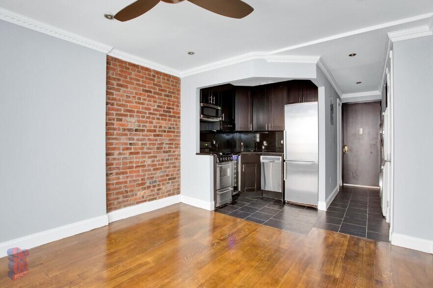 Building Photo - 145 E 26th St