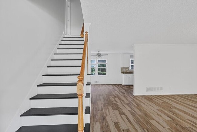 Building Photo - 110 Hayfield Way