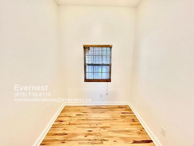 Building Photo - Spacious 4-Bedroom Home with Front Porch a...
