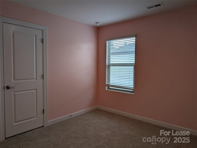 Building Photo - 5906 Fenway Dr