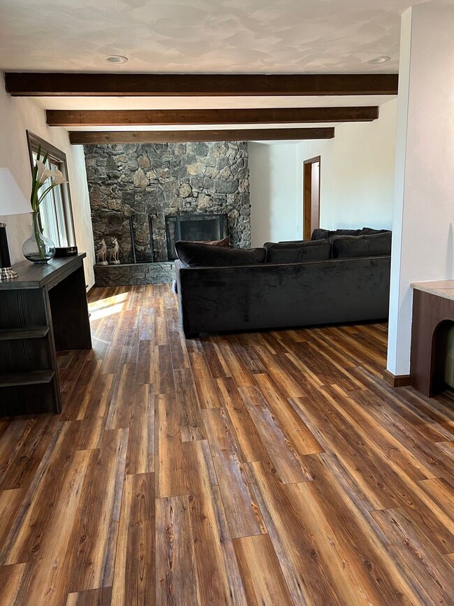 Building Photo - 33 Estates View Dr