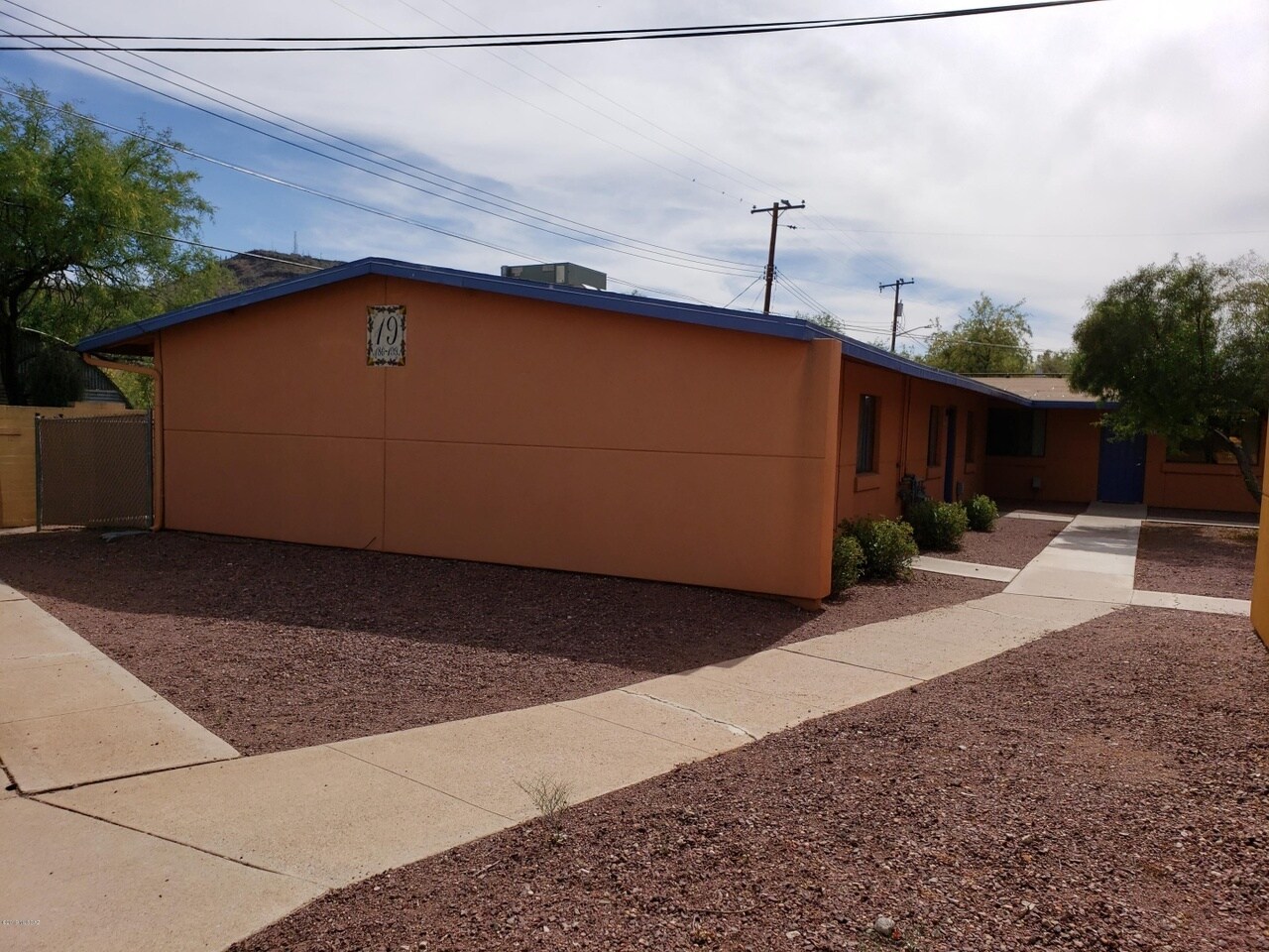 End unit - 350 N Silverbell Rd