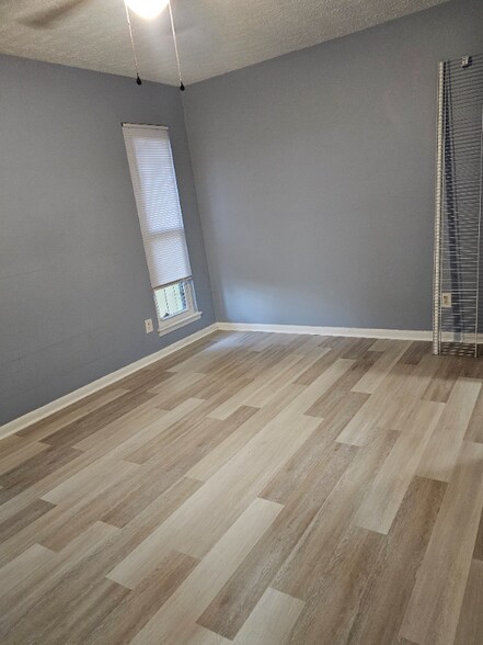 Building Photo - 719 Hedgelawn Way