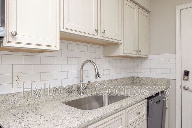 Building Photo - 220 W 31st St